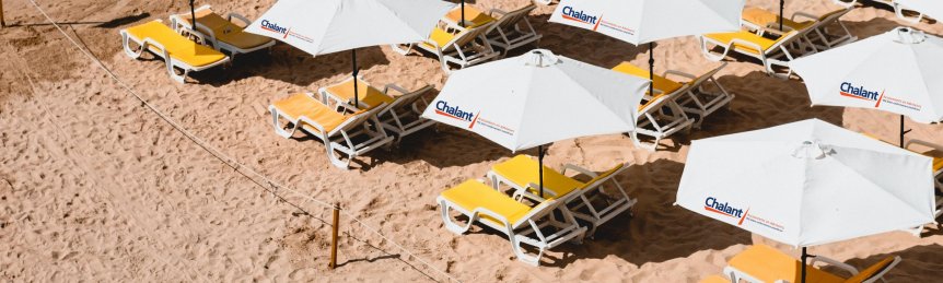 strandstoelen en parasols